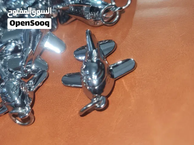 ميداليات و تعليقات ستينلس ثقيل حبتين بريال متوفر كمية مناسبة للهدايا و التوزيعات