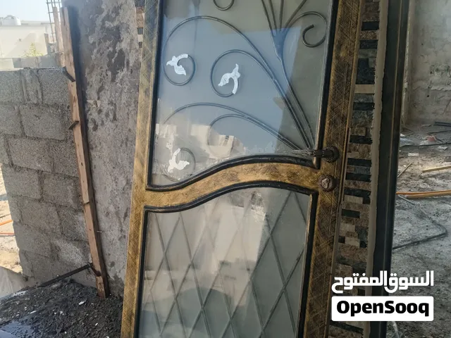 باب حديد مع زجاج خارجي للمجالس قوي ومتين بحالة ممتازة للبيع