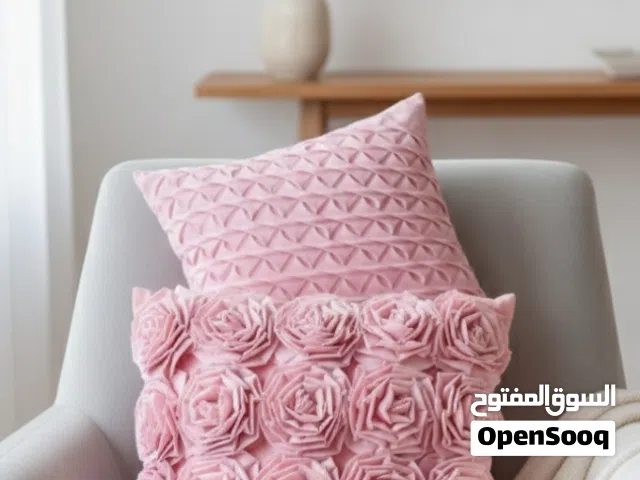 مخدات عدد 3 مستعمل نظيف بحاله جيده
