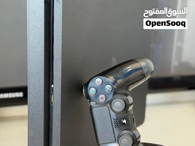 PlayStation 4 / مستعمل بحالة ممتازة  500gb  معاه 3 أيادي و اشرطة العاب