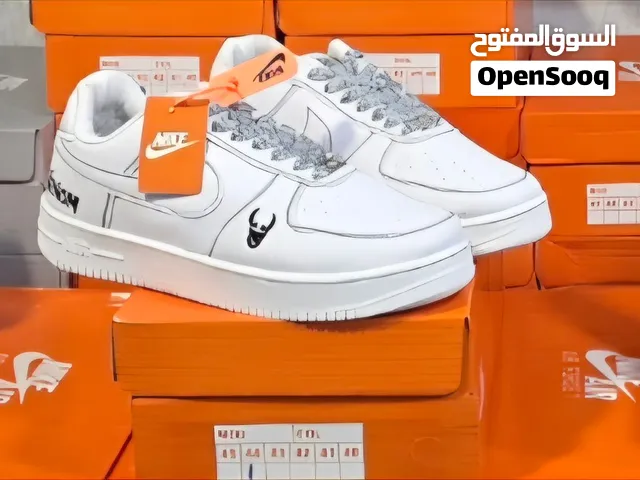 اير فورس  نايك سادة فينوم اسود و ابيض سيريال من 41-45 جملة فقط
