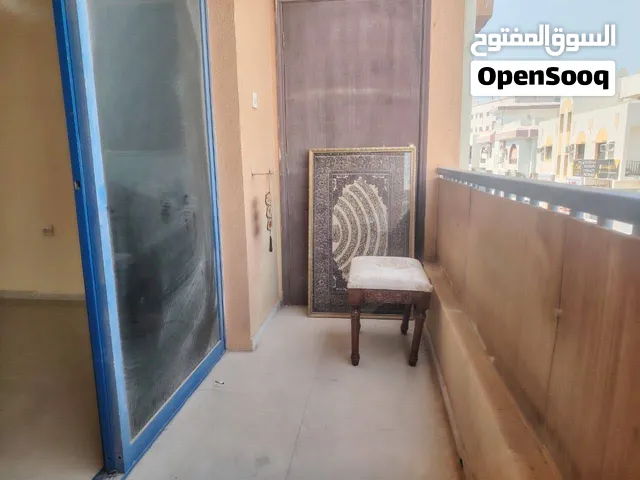 غرفتين وصاله مع بلكون 2 حمام مطبخ مساحه كبيره جدا  28 الف  4/6 دفعات