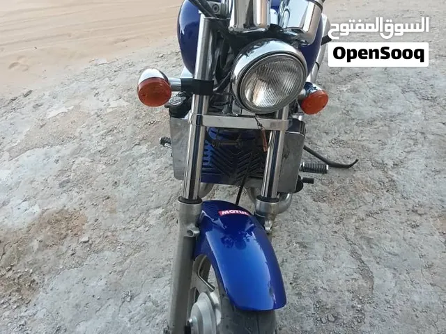 هوندا شادو طياره في طريق