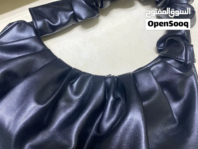 شنطة سودا كيوت وناعمة بتصميم مميز وحجمها مناسب