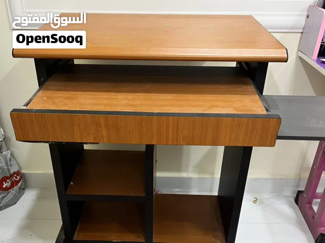 طاولة كمبيوتر للبيع