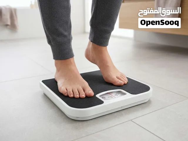 ميزان ميكانيكي كلاسيكي لقياس وزن الجسم حتى 130 كغم  يتميز بسطح مطاطي مانع للانزلاق، مؤشر قرصي أنالوج