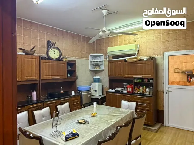 منزل للبيع في مسقط الحيل الشمالية بالقرب جامع السيدة فاطمة وذا فيلج مساحة الأرض كبيرة وسعر مناسب جدا