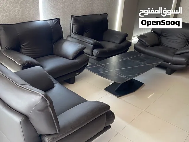 كراسي و طاولة للبيع غير مستخدم