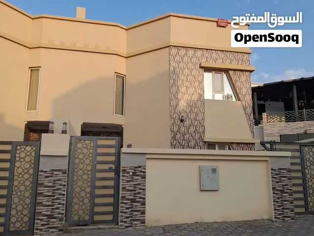 فيلا كبيرة راقية للإيجار العامرات المرتفعات الثانية حوليها جميع الخدمات