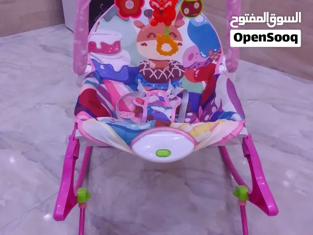 كرسي هزاز للبيع استعمال قليل جدأ هزاز وبي نغمات ويصير بي منام وكعدة للطفل