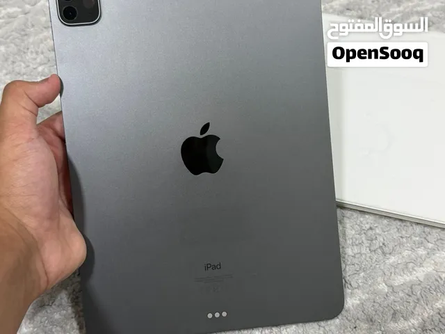 ايباد برو نظيف ومساحه كبيره 256gb وكيبورد ابل الاصلي