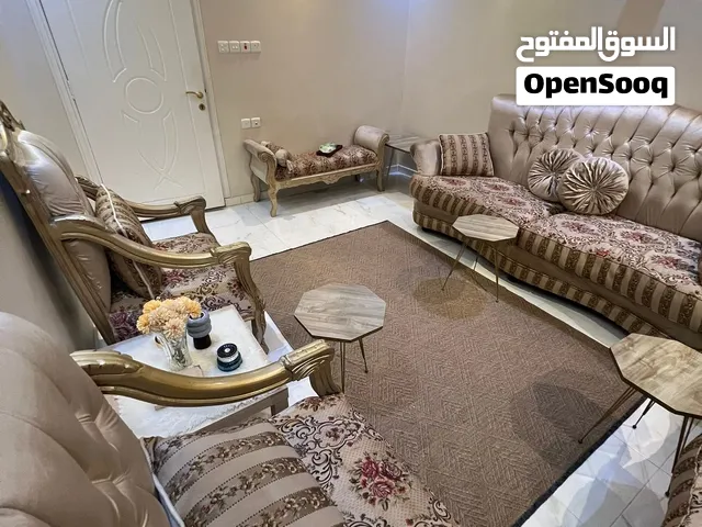 جلسة كنب وطاولات