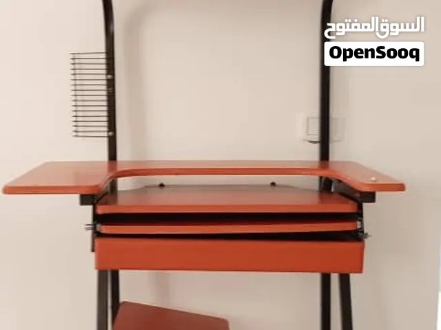 طاولة كومبيوتر كما موضحة بحالة جيدة