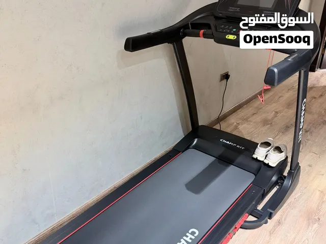 جهاز سير رياضي من شركه شامب كيت جديد لم يستعمل قوي وممتاز و يوجد فيه شاشه بإمكانك تشغل اي حاجه فيه