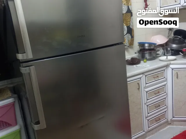 ثلاجة كبيرة بحالة جيدة جدا للبيع الفوري بداعي السفر