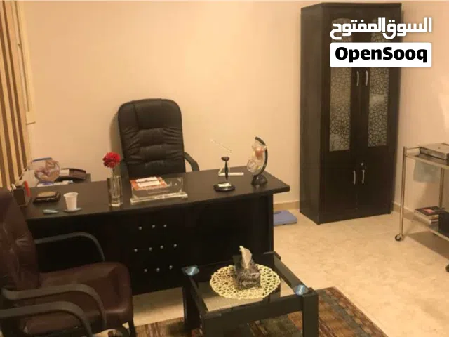 للأنشطة التجارية كمكتب أو عيادة او كوافير او اتيلية او ستوديو وخلافة شقة إدارية بموقع ممتاز بشارع تج