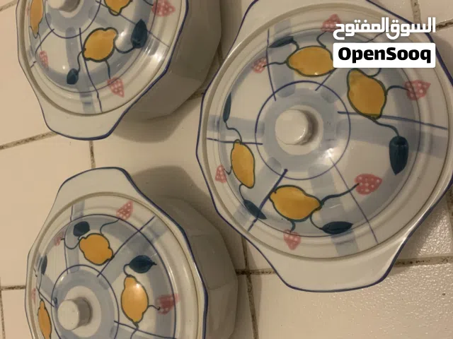 للبيع طقم اواني سيراميك مكون من ثلاث قطع بحاله جيده جدا ونظيف