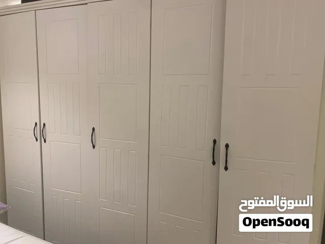 خزانة ملابس بحاله جيده لون ابيض خمس ابواب مقسمه بتقسمه مميزه
