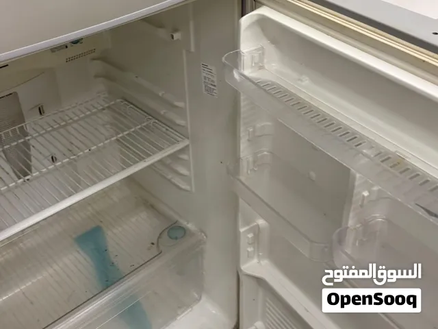 ثلاجه شارب شغاله 100 ميه نظيفه وموفره لاكهرباء لون سلفر شغاله تمام