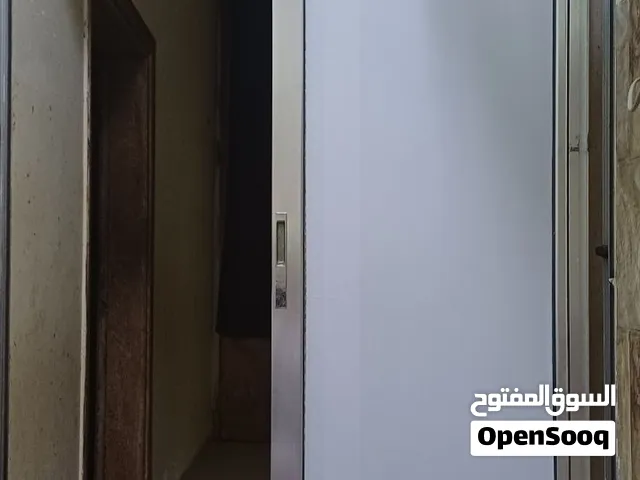 للبيع باب المنيوم مع الزجاج اارتفاع 210 عرض 60 ومفارش طاولة