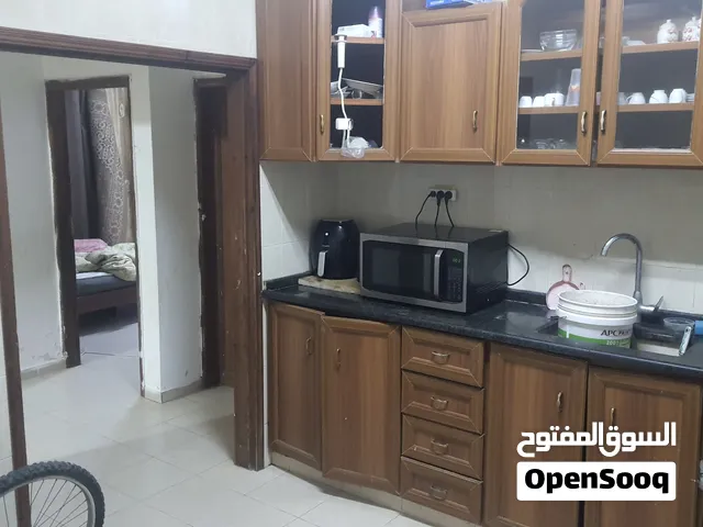 للإيجار: شقة مرتبة في شارع السكة - السعر نهائي وبدون نقاش!