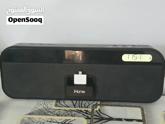 سماعة iHome iD28 المحمولة: صوت قوي، بطارية قابلة للشحن، راديو FM ومنفذ AUX متعدد الاستخدام ، مع محول