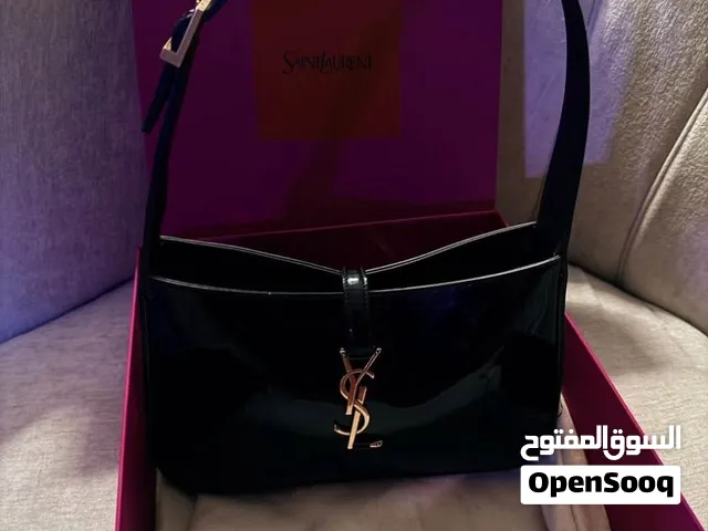 Le 5 à 7 patent leather shoulder bag in black - Saint Laurent