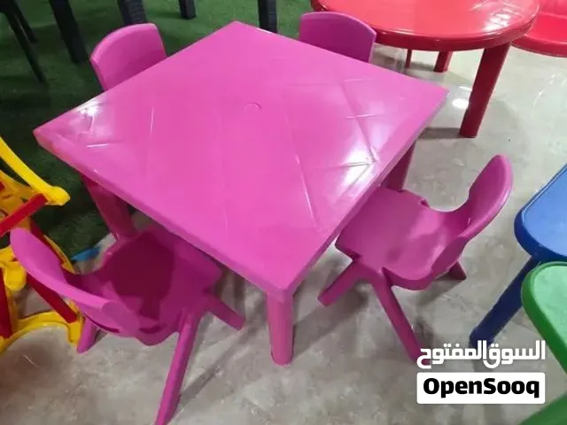 طاولة أطفال بلاستك مربع مقاس 80 سم ارتفاع 50 سم 15 دينار ، كرسي عظم 3.5 دينار