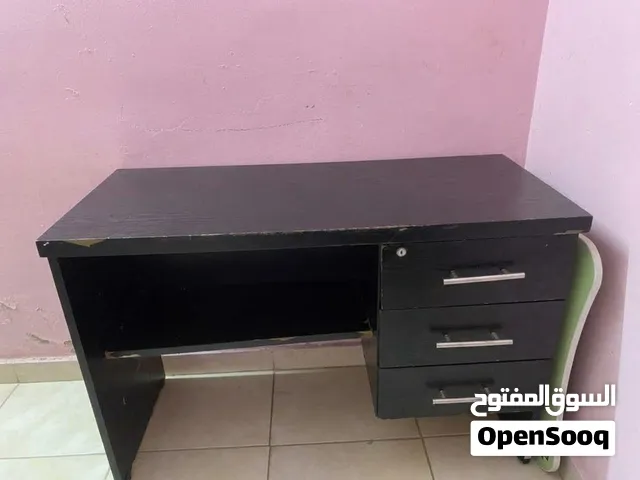 مكتب وكرسي لفاف بحالة ممتازه جدا واستعمال بسيط