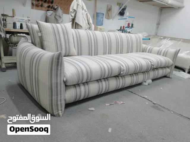 متخصص في تنفيذ وتفصيل الأثاث المخصص (Custom-made) بخبرة في اختيار الخامات وجودة التشطيب