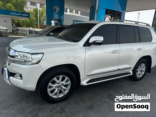 2017 Toyota Land Cruiser VX-E – GCC Specs (Oman)