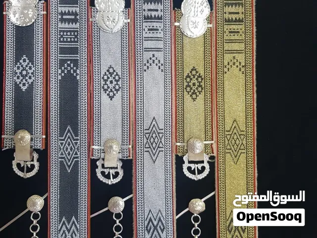 مستلزمات الحرف والخناجر العمانية التي تتميز بها جميع مناطق السلطنة