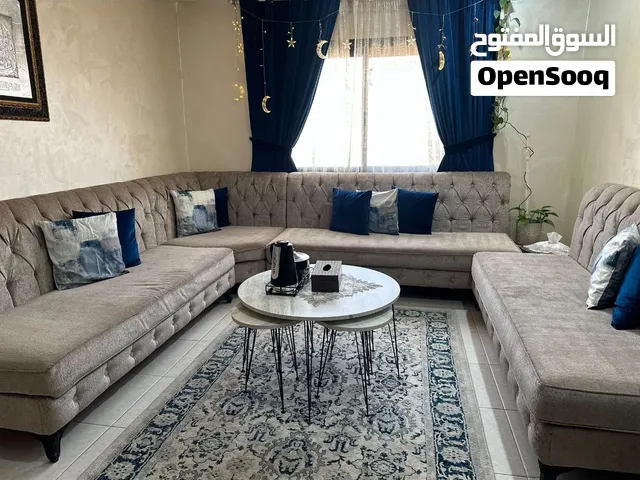ستاره كبيره ونظيفه جدا مع طاوله وسط ب 30 دينار