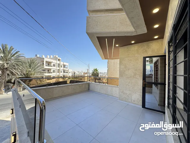 شقة للبيع مميزة جدآ البنيات طريق المطار جامعة البترا مساحة 280 م2 طابق ارضي وشبه ارضي مع ترسات
