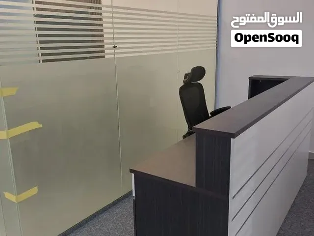 كاونتر استقبال مودرن بتصميم أنيق وعملي للمكاتب والعيادات والمحلات – مظهر راقٍ ومساحة عمل مريحة