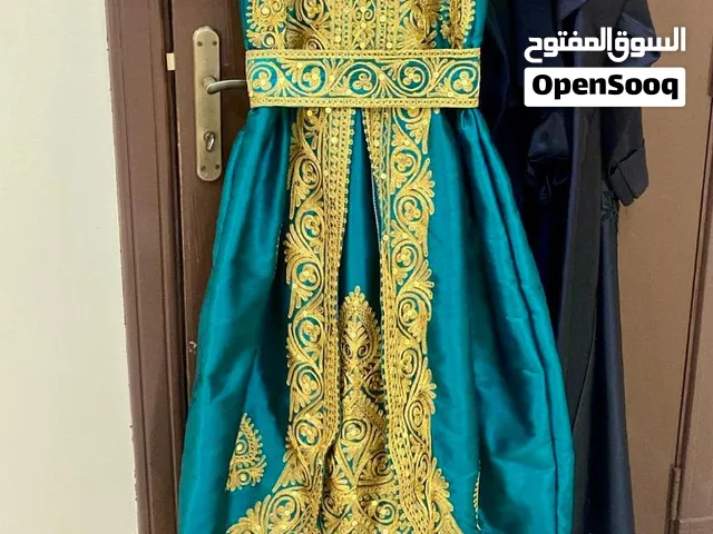فستان شعبي لُبس مره واحده فقط و يعتبر جديد مقاس 54 للبيع::13 دينار بحريني