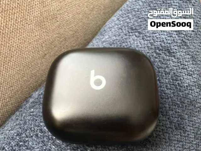 سماعات لاسلكية True Wireless. العلامة: Beats by Dre التابعة لـ Apple.