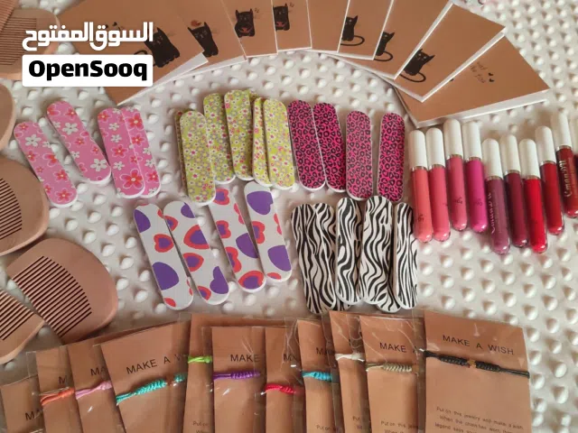 توزيعات هدايا مستحضرات عناية وأخرى للبنات