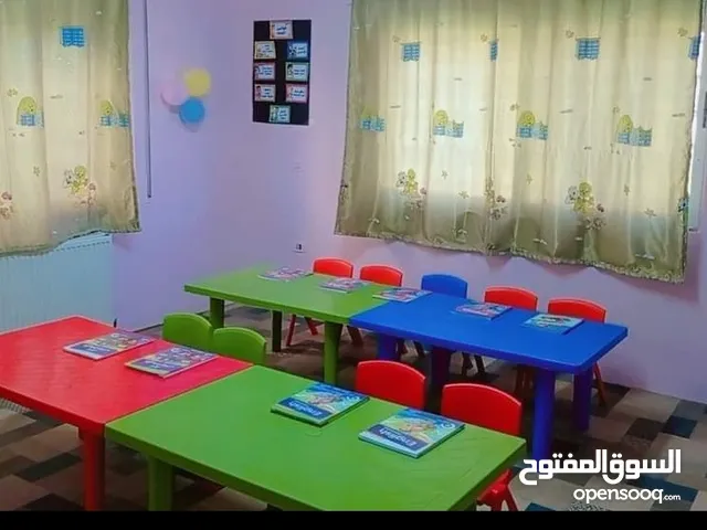 طاولات مستطيلة ودائرية ومثلث وكراسي بلاستيك للحضانات ورياض الأطفال