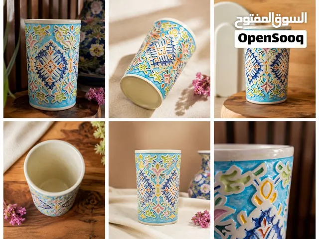 مزهرية سيراميك فاخرة مزينة بزهور بارزة وتصميم ملون