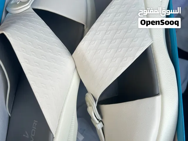 نعال بيضاء مقاس 44 ماركة lavori