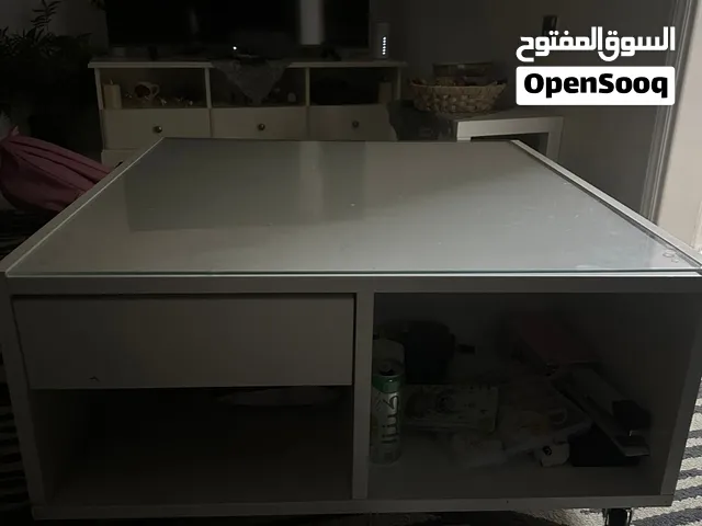 للبيع طاولة نضيفة جدا لون ابيض زجاج