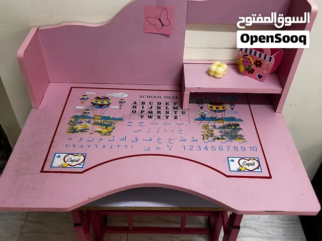 مكتب شبه جديد مع رف بلون الوردي