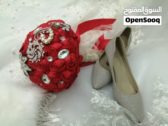 فرصة لبزنس منزلي بسعر بلاش فستانين زفاف وملحقاتها مع مسكة