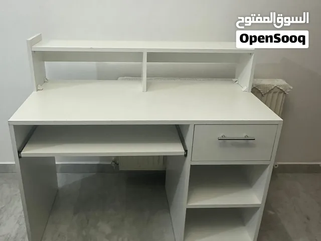 مكتب للعمل و الدراسه