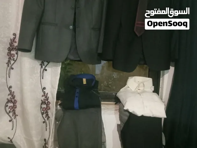 بدلتين لون رمادي واسود مع قرافة لون خمري قميص ابيض قميص اسود