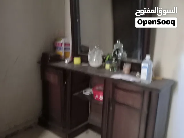تسريحة وطاولات سرير