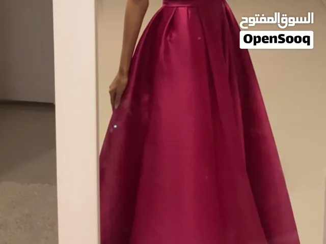 فستان سهرة زهري.