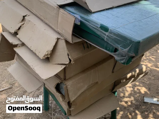 طاولة مع أربع كراسيّ