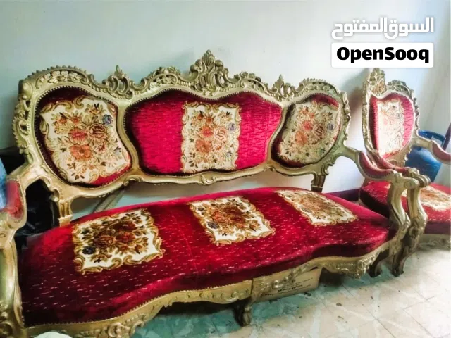 صالون مذهب خشب زان انتيك  ذوق راقي كلاسيك كنبة واربع كراسي حالة ممتازة بدون اي عيوب
